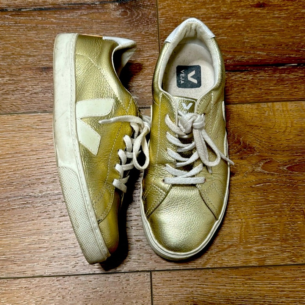 Girls gold Veja sneakers 👟